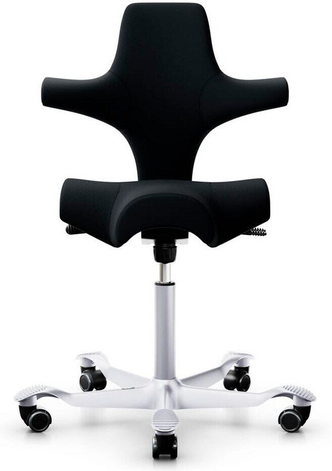 Ergonominen Capisco-nojatuoli mustalla kankaalla ja 200 mm kaasujousella. Sopii korkeussäädettävälle työpöydälle.