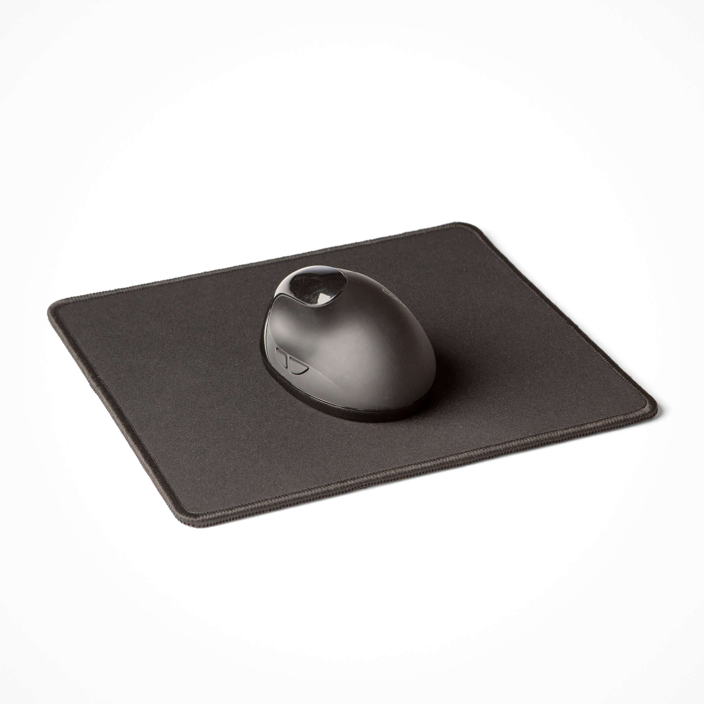 Black mouse pad with ergonomic mouse, ideal for precision and comfort in work or gaming, compatible with high DPI optical and laser mice.