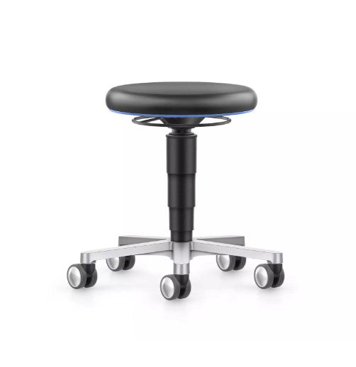 CleanErgo-istuin, synteettinen nahka, ergonominen muotoilu, kestävä ja liikkuva työympäristöön.