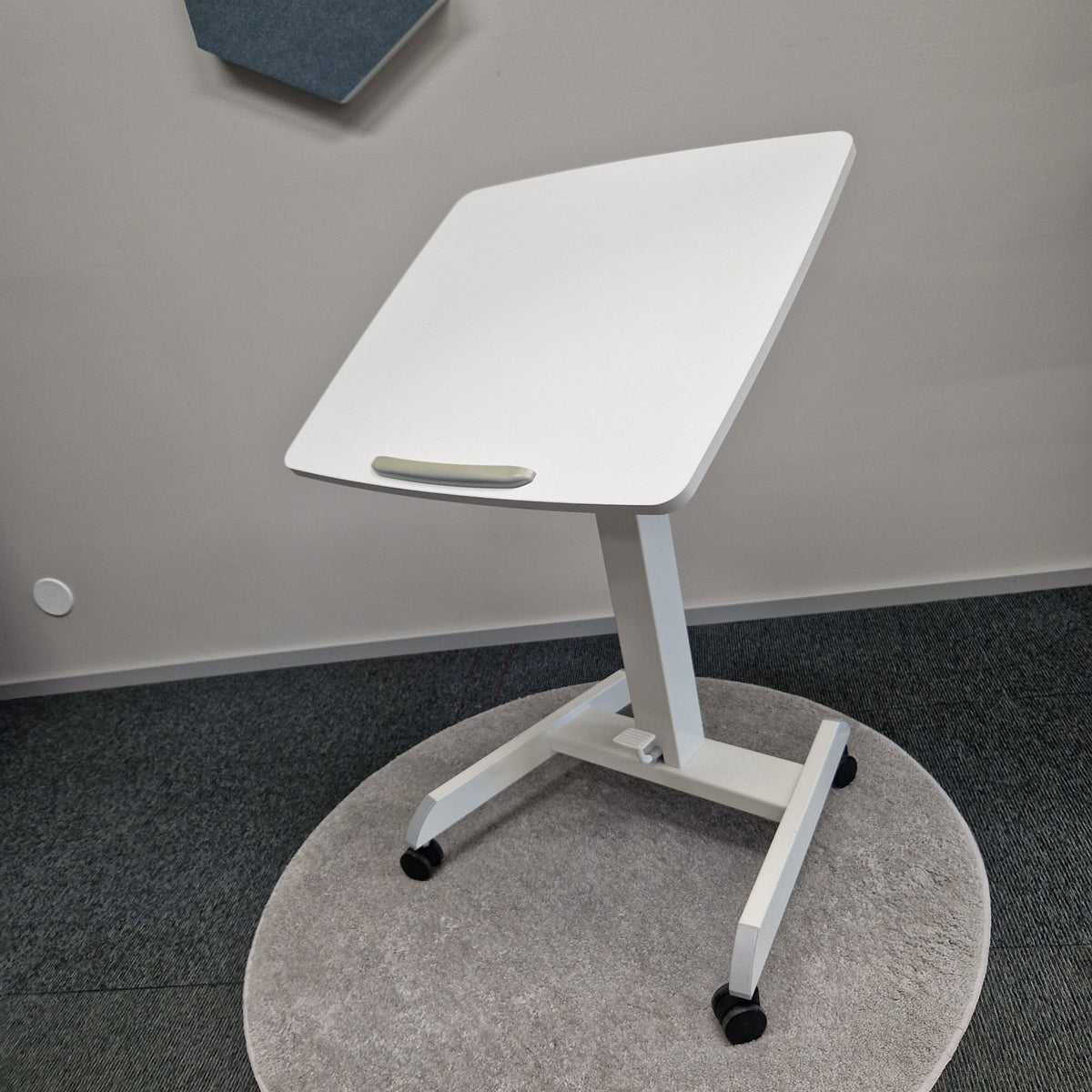 Outlet - GetUpDesk Tilt säädettävä pöytä, valkoinen - esittelykäytössä ollut