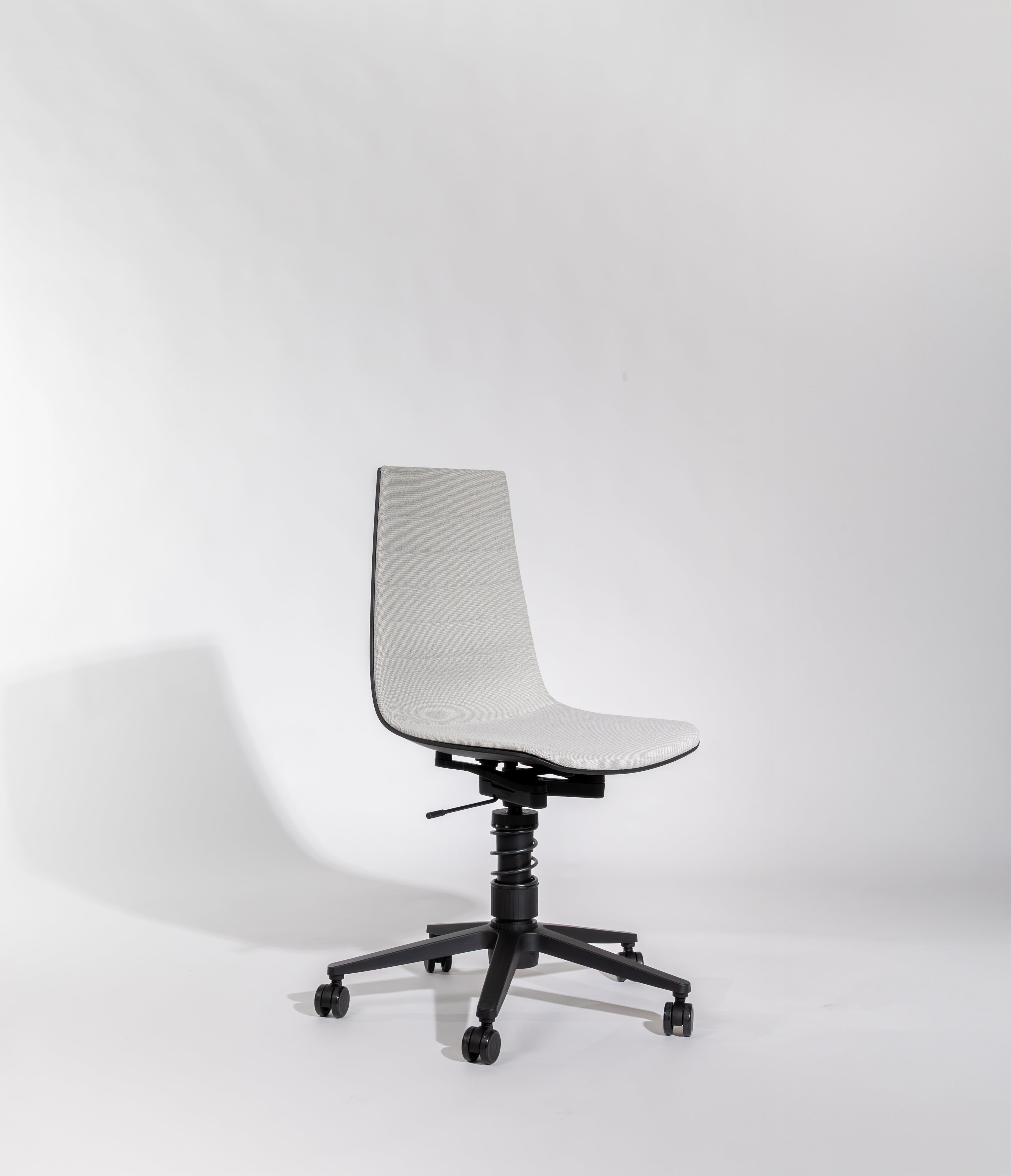 Linu Task jousella -vaalean harmaa Cura kangasverhoilu