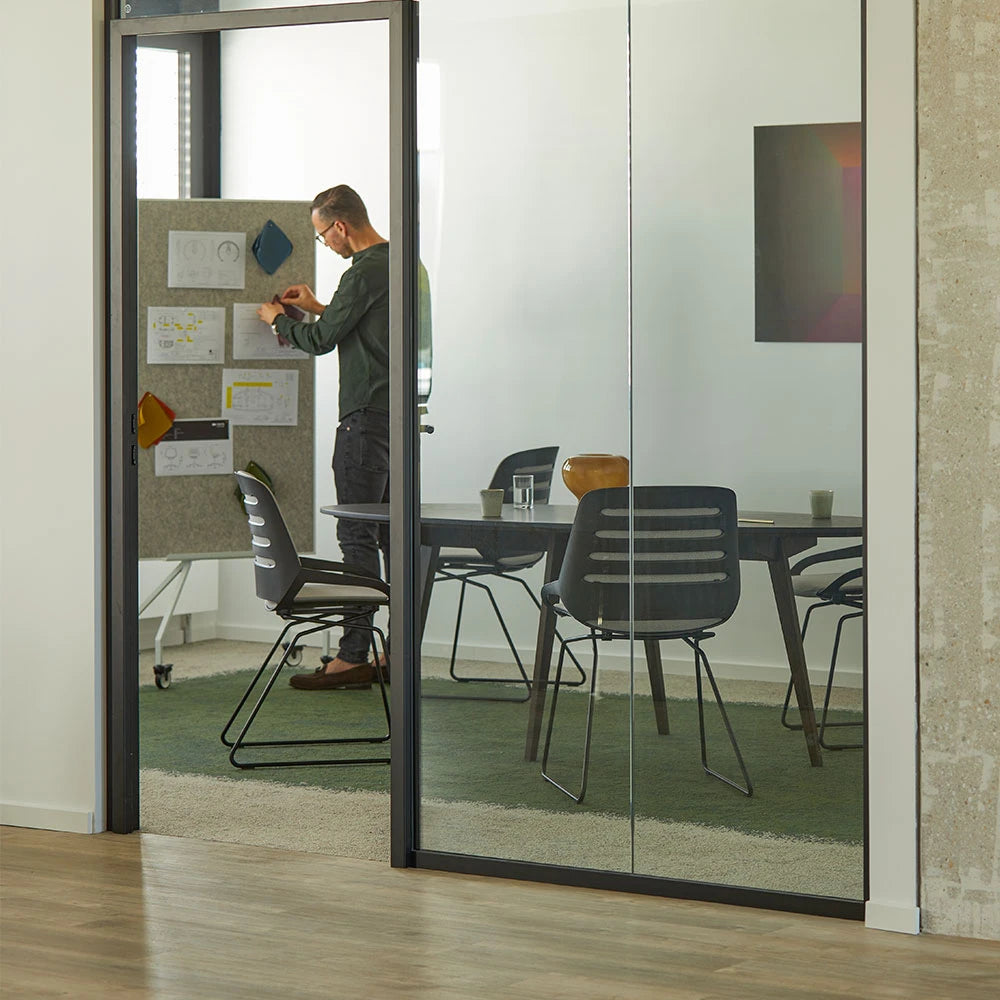 Numo Comfort skid base, musta cura kangas istuin