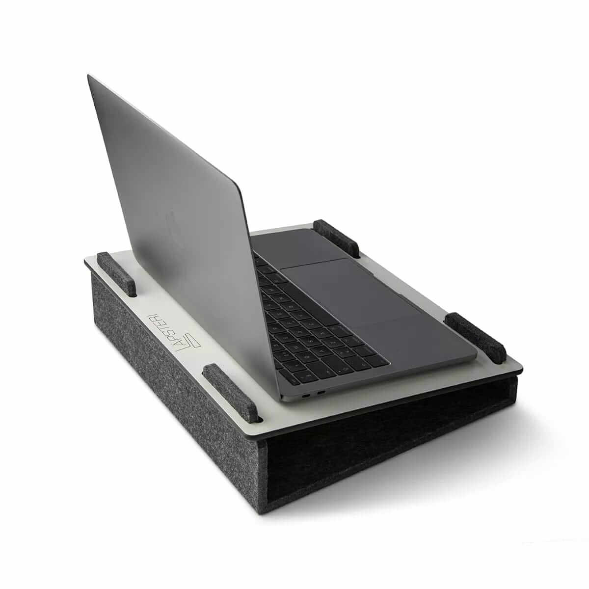 White ergonomic Läpsteri laptop stand with a laptop on top, designed for improved work and study comfort.